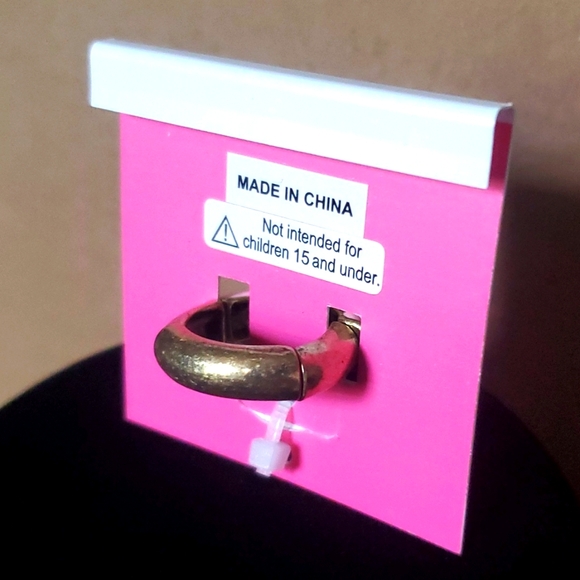 BETSEY JOHNSON Frenchie Enamel Adjustable Ring - Picture 7 of 7